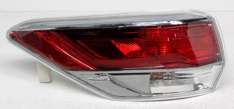 OEM Toyota Highlander Left Driver Side Halogen Tail Lamp Lens Chipped