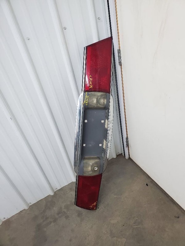 Tail Light Lid Mounted Without Deluxe Trim Fits 00-05 LESABRE 304646
