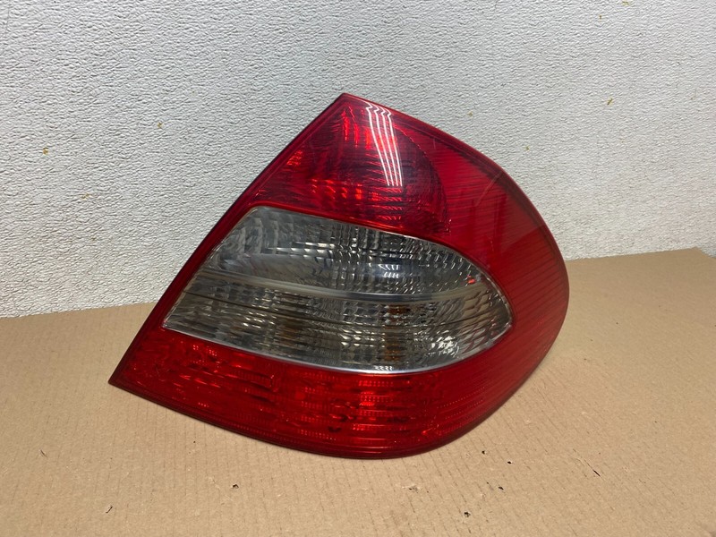 2007 - 2009 Mercedes E E320 E500 Sedan Right Passenger Tail Light OEM M7847 DW
