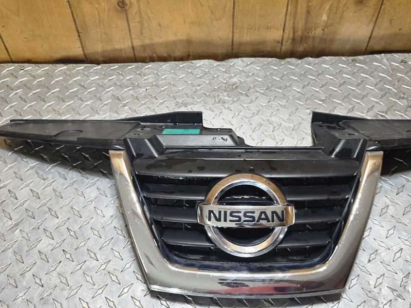 11-14 Nissan Juke Center Grille Assembly Tested Oem