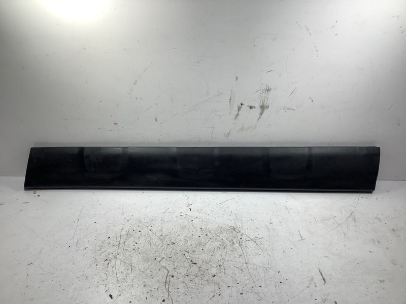 07-011 Honda CR-V Right Front Door Bottom Molding OEM