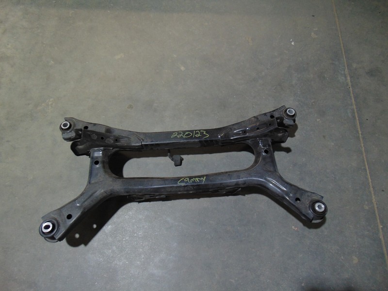 2018 TOYOTA CAMRY 2.5L FWD REAR SUBFRAME UNDERCARRIAGE CROSSMEMBER CRADLE OEM