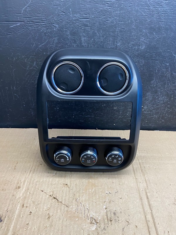 2009-2013 Jeep Patriot Dash Climate Temperature Control Radio Bezel OE ae1947 DG