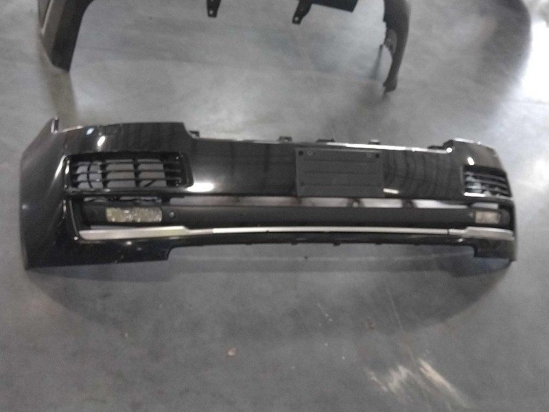 2015 Land Rover Range Rover Black Front Bumper Assembly OEM LR038730