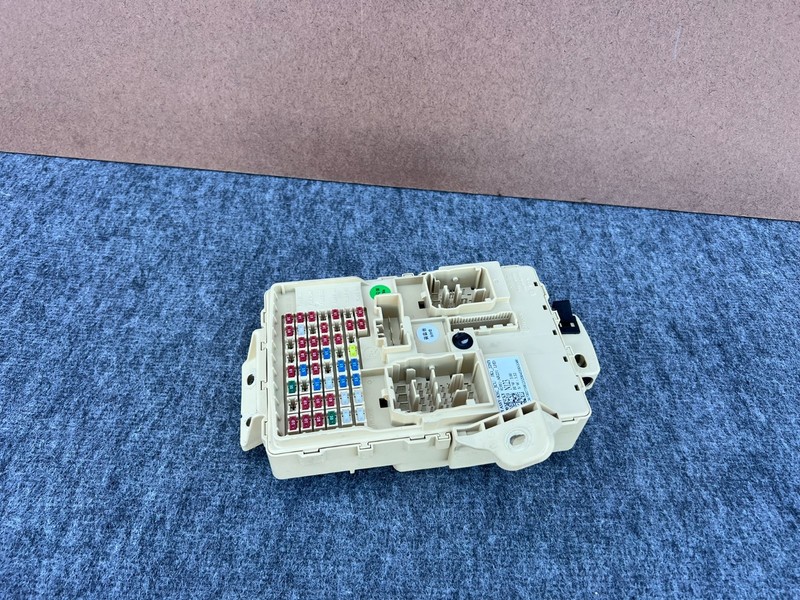 GENESIS GV70 2022-2026 OEM CABIN FUSE RELAY JUNCTION BOX ASSY 91951-AR231
