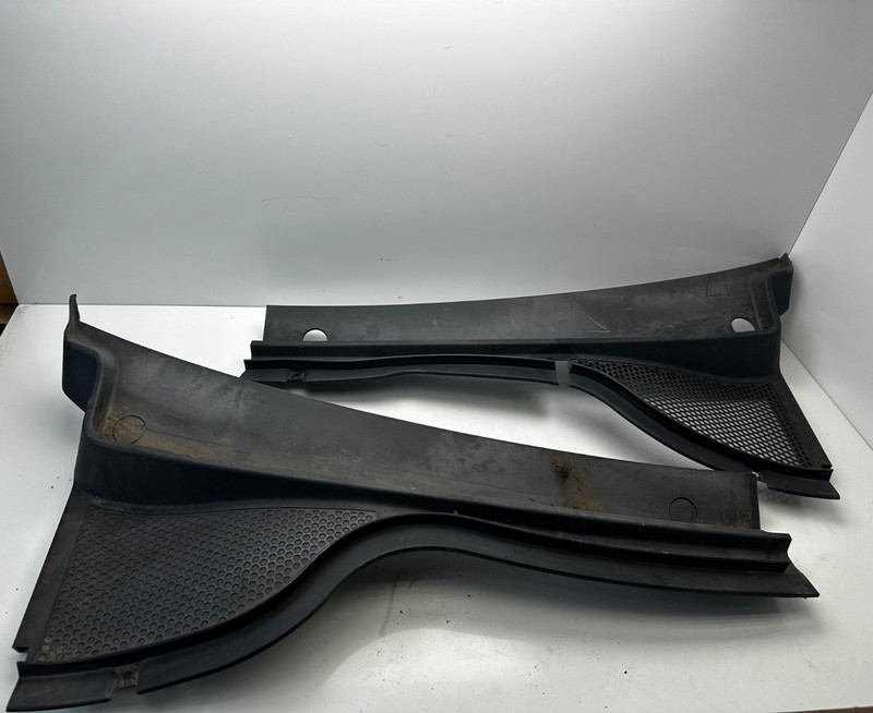09 - 11 Volkswagen Tiguan Windshield Cow Vent Panel Right/Left Pair OEM