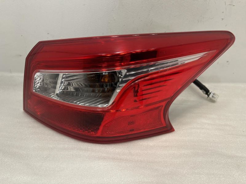 2016-2019 NISSAN SENTRA RIGHT TAILLIGHT QUARTER MOUNTED 90K 48339
