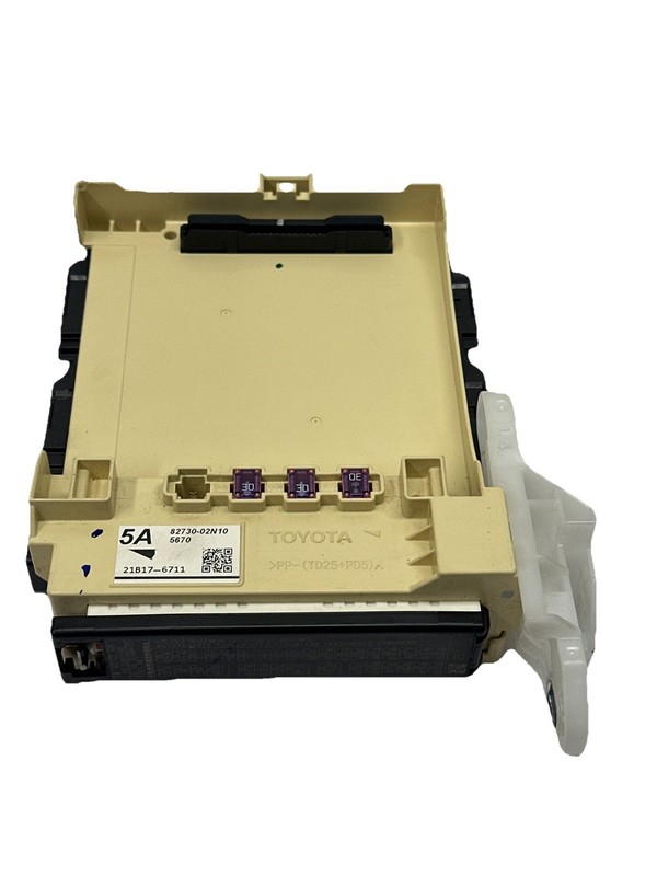 Toyota Corolla junction box 2021 fuse relay block box assembly OEM 8273002N10