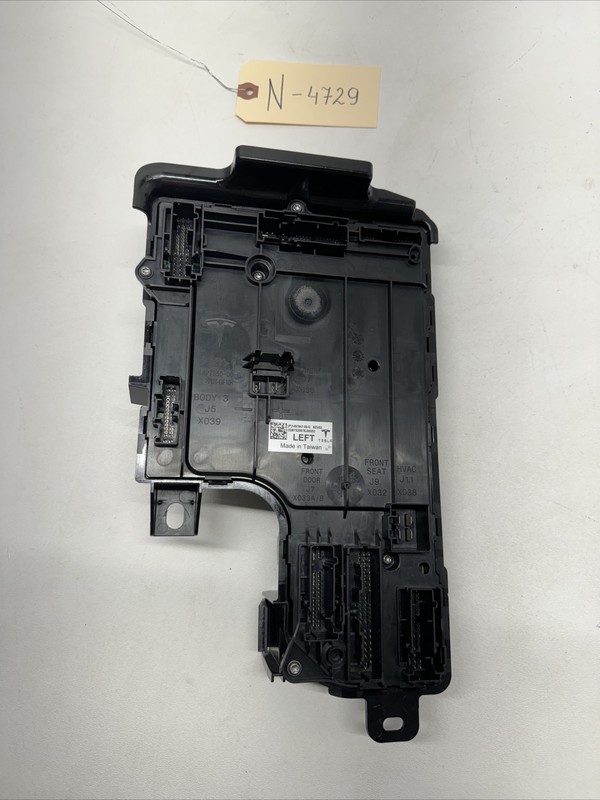 Tesla Model Y Left Lv Prem Controller Assembly 1497847-00-D 149784700D 4729 B93