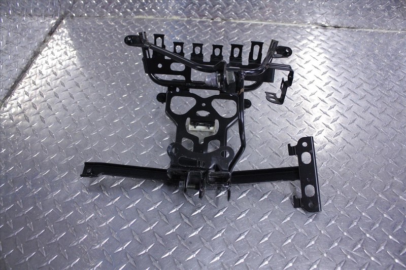 2005 YAMAHA YP 400 MAJESTY UPPER FAIRING STAY BRACKET HEADLIGHT MOUNT YP400 05