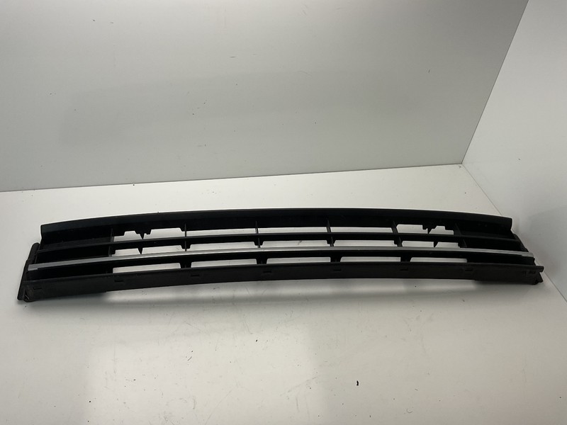2016-2019 VOLKSWAGEN PASSAT OEM FRONT LOWER BUMPER GRILLE MOLDING 561853677H
