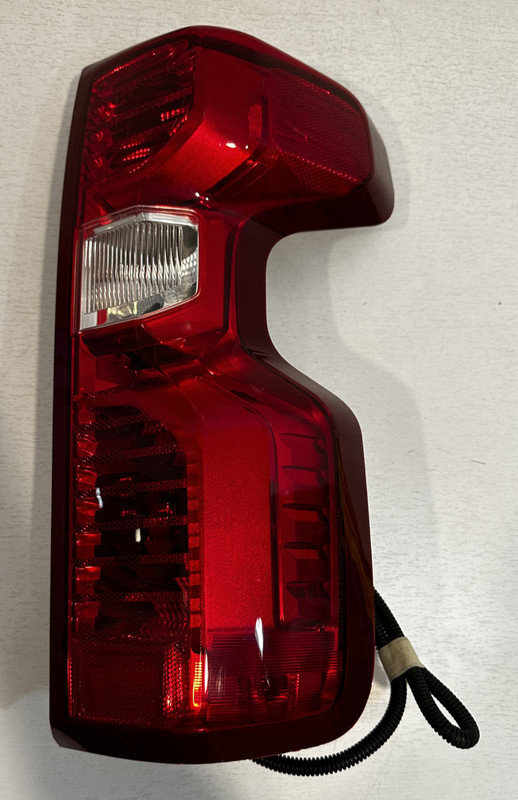 2019-23 CHEVY SILVERADO RH TAIL LAMP ASSY OEM PART# 84976465