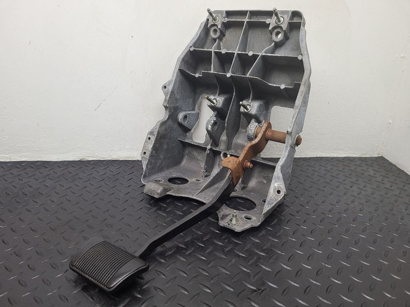 07-11 Chevrolet Tahoe Brake Pedal W/ Bracket Non Adjust OEM 15906963