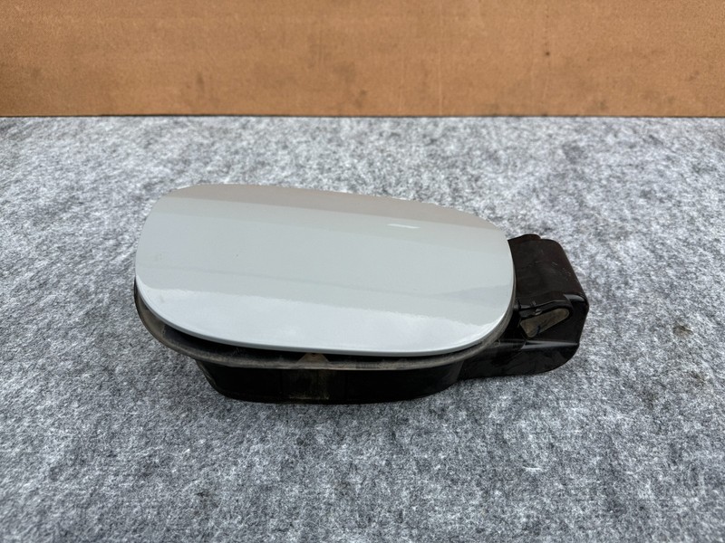 KIA STINGER 18-23 OEM FUEL FILLER GAS LID DOOR WITH HOUSING FRAME TRIM (SILVER)