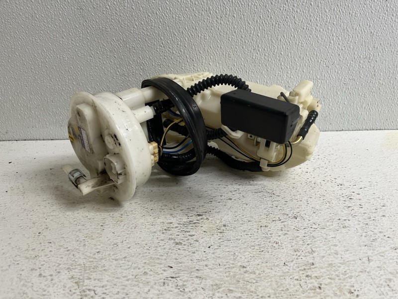 2000-2002 Toyota Celica Fuel Pump w Sending Unit & Bracket Oem