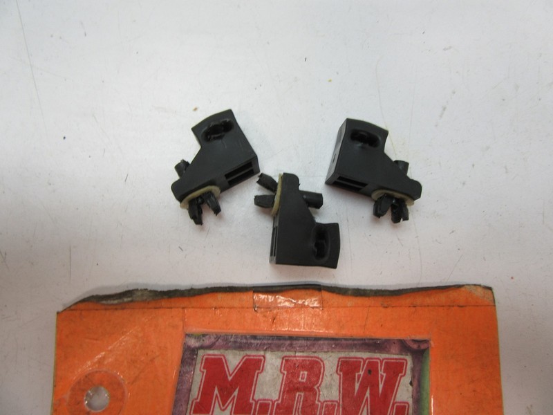 LEFT FRONT DOOR PANEL BRACKET MOUNT HOOK FASTENER CLIP LEFT FRONT DRIVER LF