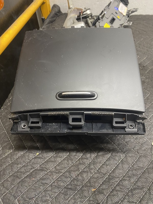 2019 Kia Sorento L Front Console Tray OEM 84680-C5000