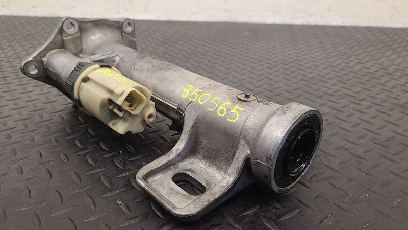 (00-06) Chevy Tahoe Silverado Front Right Axle Differential Housing OEM 12479320
