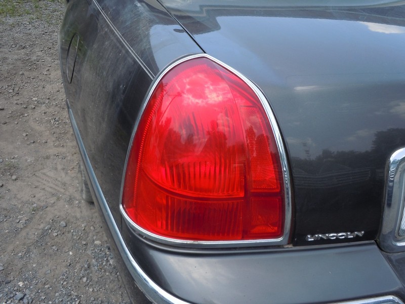 2003-2011 Lincoln Town Car Quarter Panel Mounted Tail Light Driver Left