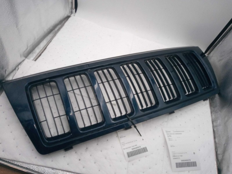 Used Front Grille fits: 2004 Jeep Grand cherokee painted surround Front Grade B