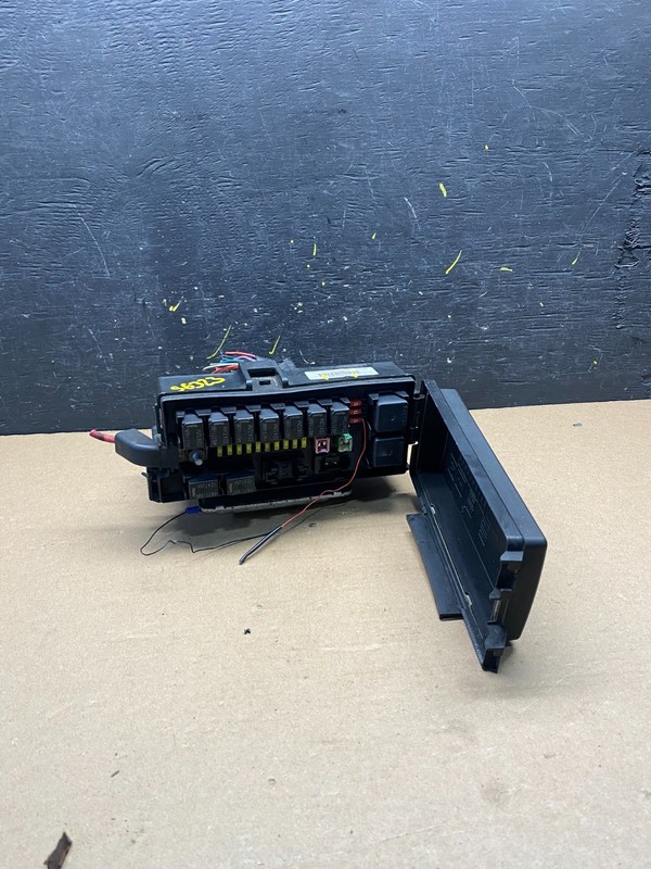2004 2005 Dodge Durango Fusebox Fuse Box RelayBody BCM Control Module S6323 DG