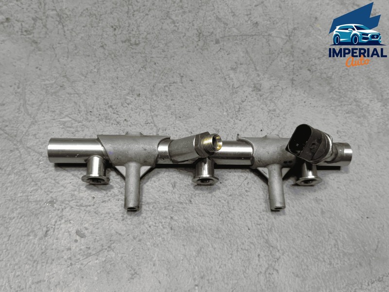 AUDI Q7 2017-2019 LEFT DRIVER SIDE ENGINE MOTOR FUEL INJECTOR & RAIL LINE OEM