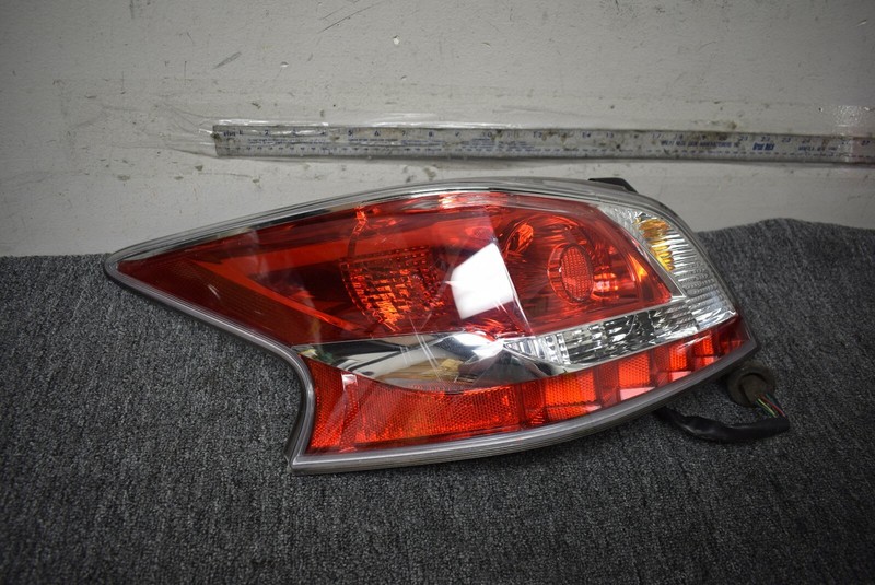 NISSAN LEFT SIDE TAIL LIGHT FACTORY OEM