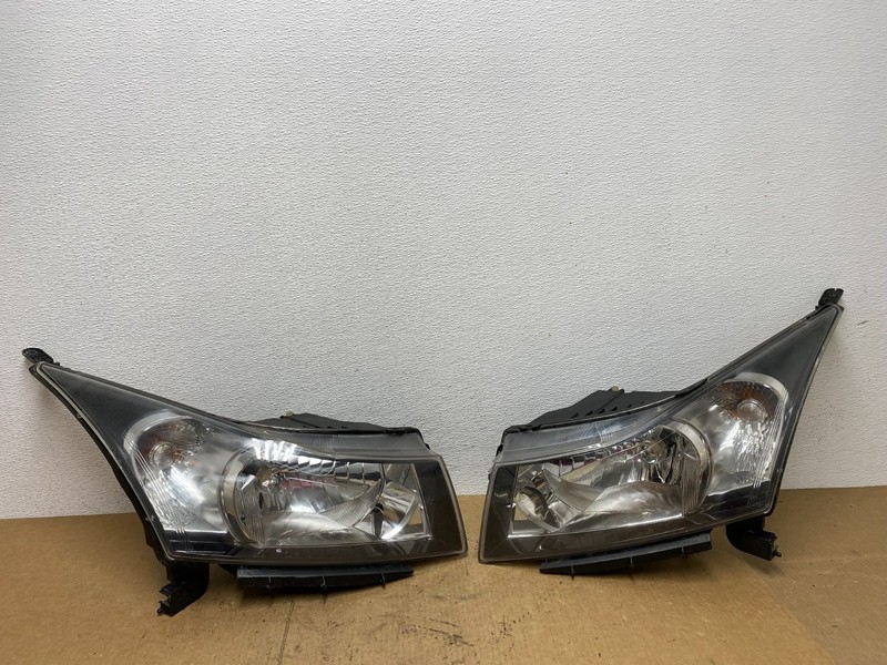 2011 to 2015 Chevrolet Cruze Halogen Left+Right Set Headlights AC3545 DW