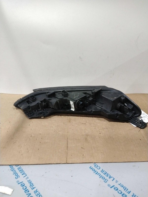 Used Left Headlight Assembly fits: 2018 Hyundai Kona halogen headlamps 2 bulb Le