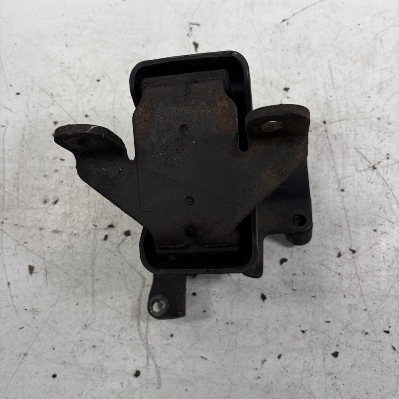 98-02 Honda Passport Isuzu Rodeo Left Engine Mount Bracket 8-97106-558-1 OEM