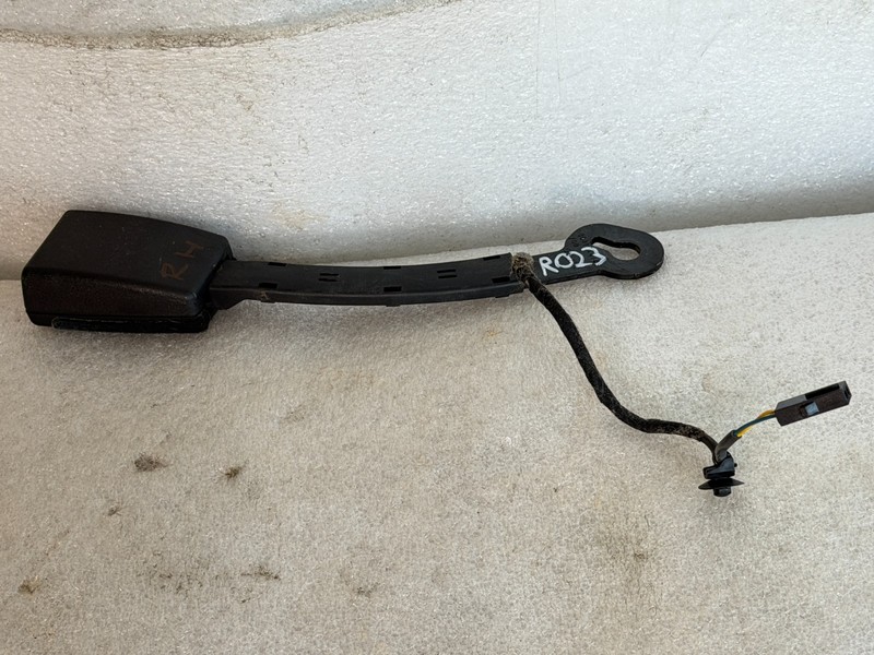 15-19 Volkswagen Golf Hatchback Front Seat Belt Buckle Right Side Black OEM