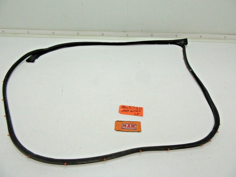 NITRO LEFT FRONT DOOR RUBBER SEAL WEATHER STRIP MOLDING CLIPS TO DOOR LF LH