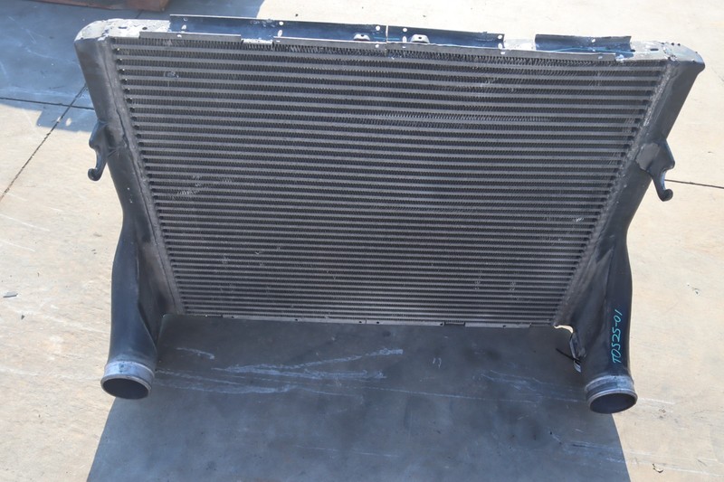 2010-2012 PETERBILT 386 CUMMINS ENGINE COOLING INTERCOOLER ABOUT 39x31 OEM