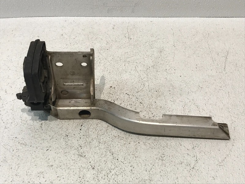 11-16 BMW 528i 535i 550i Front Bumper Bracket Left Driver OEM 7186513