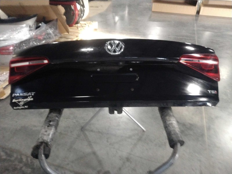 2018 Volkswagen Passat Deck Lid Trunk Lid Black OEM 561827025L 98000 Miles