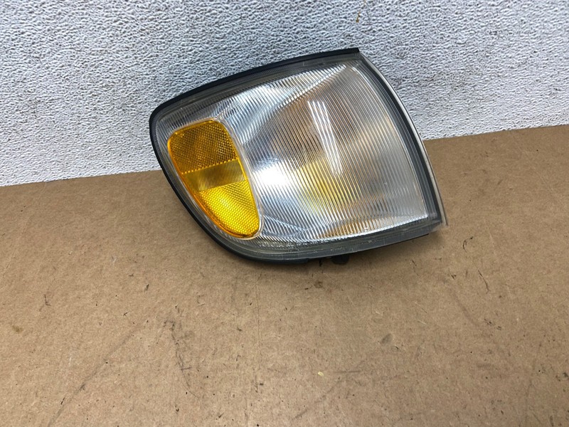 1998 to 2000 Toyota Sienna Right Turn Signal Side Marker Lamp AE3096