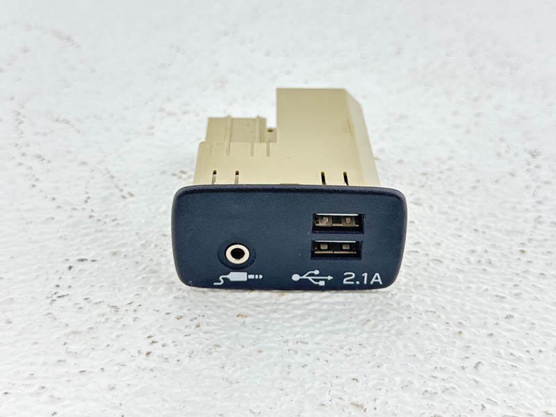 2020 SUBARU FORESTER DASH DASHBOARD USB PORT AUX JACK MEDIA HUB OEM
