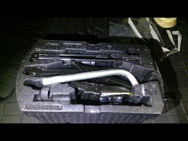 PASSAT 2014 Jack and Tool Kit 1676681
