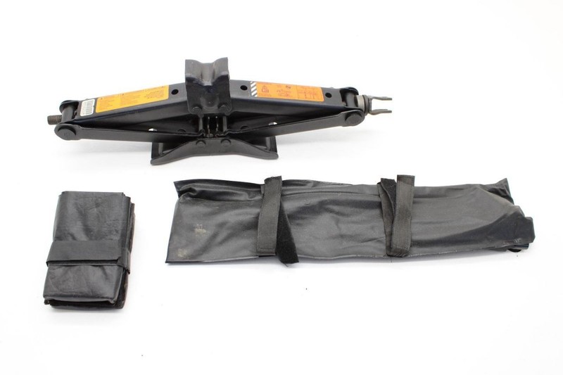 17-24 Nissan TITAN Platinum Jack and Tool Kit Assembly 99550EZ00A
