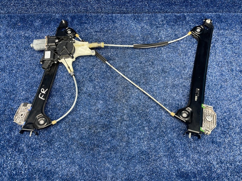 2016-2019 BUICK CASCADA FRONT RIGHT DOOR WINDOW REGULATOR W/ MOTOR OEM 13369462