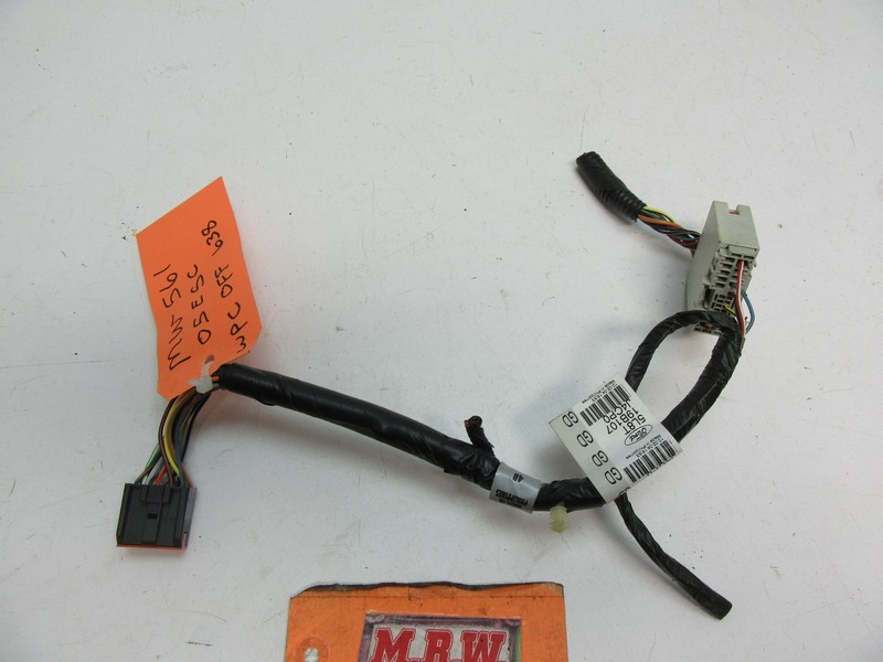 WIRE PLUG CONNECTOR OFF RADIO STEREO 6 DISC CD PLAYER HARNESS END CLIP PIG TAIL