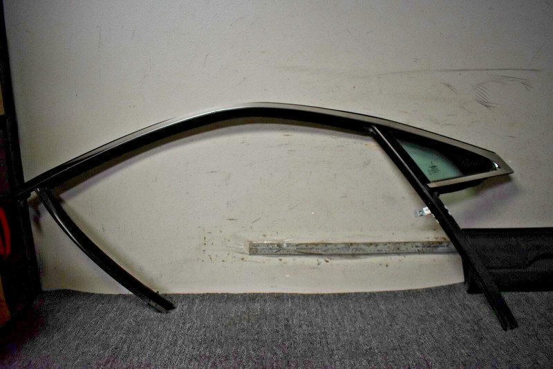 LINCOLN WINDOW MOLDING WITH WINDOW EDGE FACTORY OEM LOCAL PICKUP