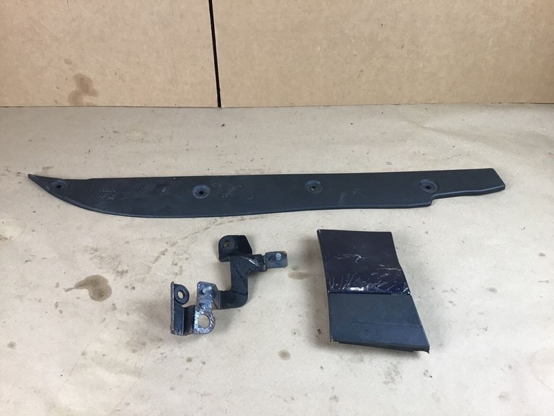 Porsche Cayenne Turbo 2011 Left Fender Insulator Molding Bracket Set 11-16 ;:A