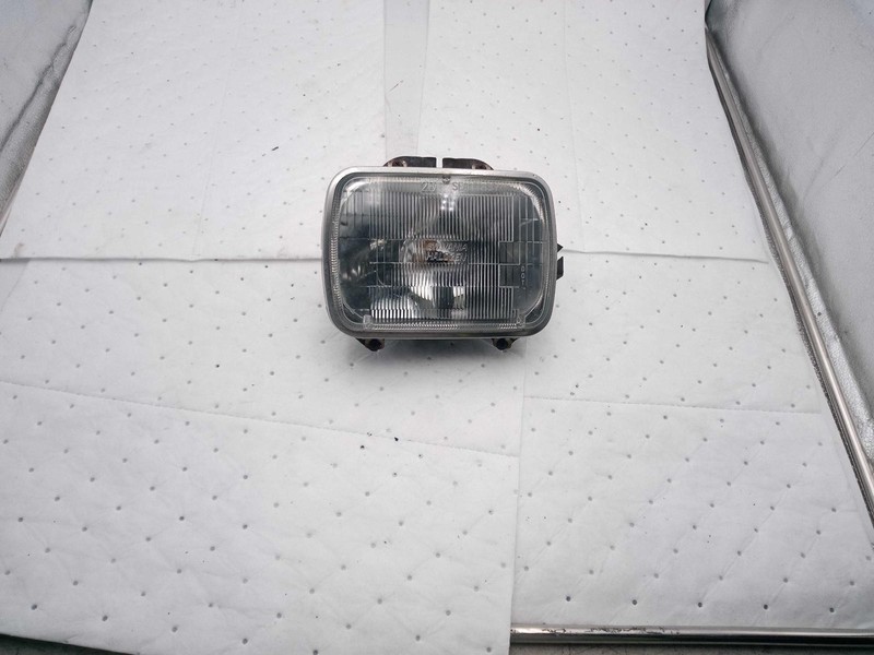 2001 Jeep Cherokee Right Headlight Assembly OEM 353727 - Used, 175K Miles