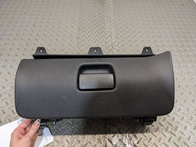 2020-2023 SIERRA SILVEVRADO 1500 UPPER DASHBOARD GLOVE BOX COMPARTMENT B 1169727