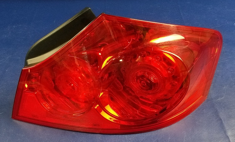 07-13 INFINITI G25 G35 G37 Q40 SEDAN RIGHT SIDE TAIL LIGHT QUARTER PANEL # 70984