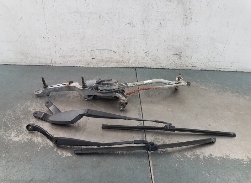 2010 Mercedes AMG C 63 Windshield Wiper Motor / Arms #8001