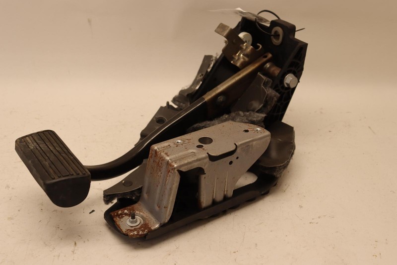 2014-2018 CHEVY SILVERADO 1500 PARK PARKING BRAKE PEDAL W/ BRACKET OEM