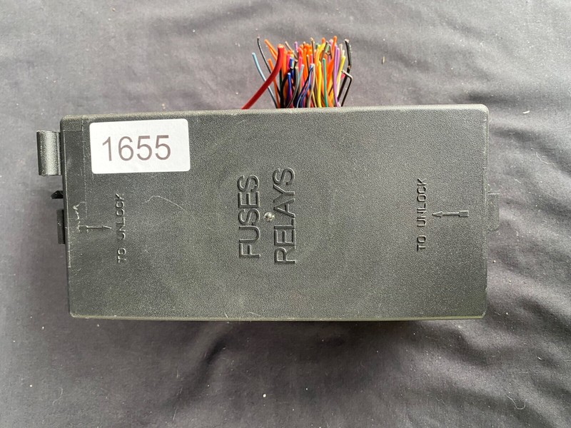 2000 CADILLAC SEVILLE DEVILLE ENGINE FUSE RELAY BLOCK BOX UNDER HOOD 15355790 KE