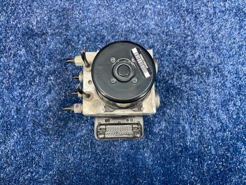 2016–2019Buick CascadaABS Antilock BrakePump Control OEM 13440100